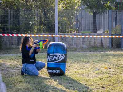 ...e una ragazza che, nonostante abbia in mano un grosso �Magnum X2 superdrum�, ha deciso di adottare una tattica prudente sparando protetta da un gonfiabile